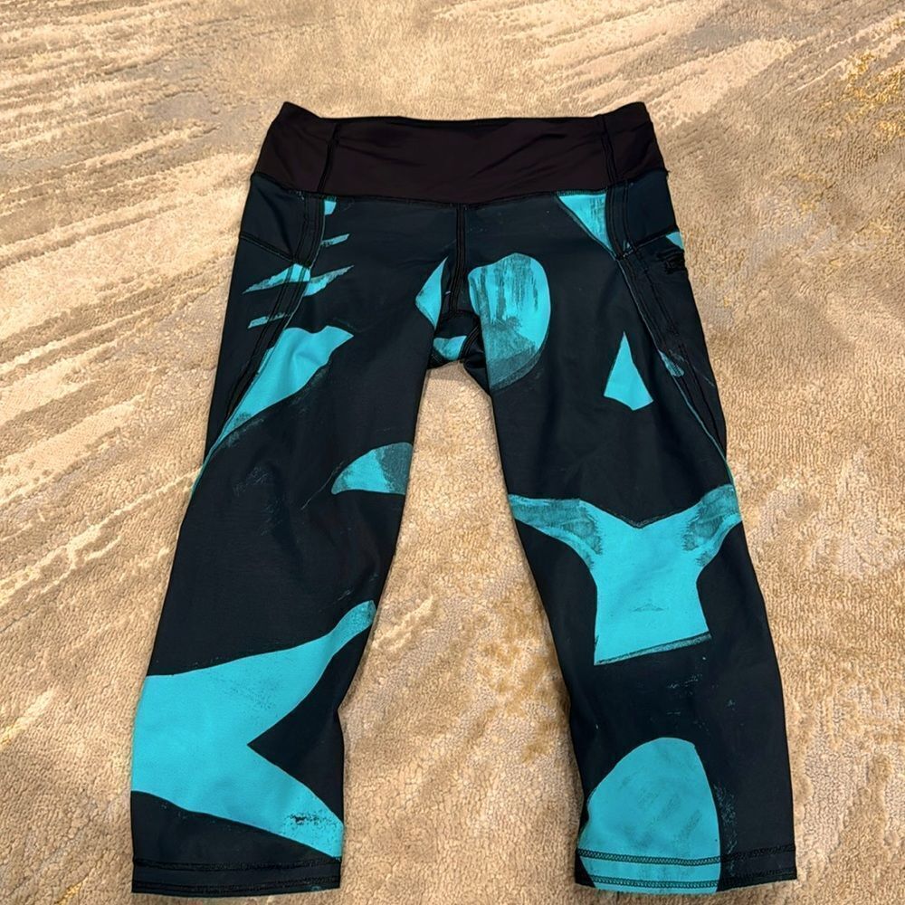 lululemon cropped leggings Size 4.
Has zippered pocket‎ on left side